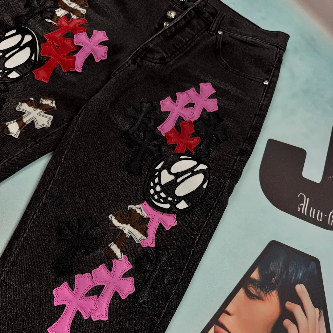 🅿️320 🔘Style No.-KL109 🔘Cro Heart𝐂𝐡𝐫𝐨𝐦𝐞 𝐇𝐞𝐚𝐫𝐭💥Breaking hot style💥CH three-color leather heavy-duty ghost face element rap cross jeans* [Same style as Nomi]-Original label Vintage textured jeans are coming Even if you are not a veteran in the fashion industry, you can easily notice that these jeans are extraordinary, and the vintage texture is restored to the extreme. Rare material, refined craftsmanship: Made of special cowhide originating in Italy, printed and then cut, paired with custom-made sheepskin, spliced ​​with three layers of thick-line leather. After being washed with heavy water and then hand-splashed with ink by craftsmen, every detail is high-end. Three-dimensional tailoring, diverse adaptability: Use three-dimensional tailoring technology to create a loose fit that is not flattering on your figure, making you look taller and slimmer while ensuring comfort. Both men and women can control it and easily create the same style for couples. Produced by a big factory, worry-free quality: It is produced by a big factory and follows the original factory quality control standards, allowing you to enjoy big-brand quality and design at an affordable price. Suitable for all seasons, these versatile and practical jeans are definitely an indispensable item in your wardrobe.  Size: S M L XL XXL (28.30.32.34.36) Color: Black